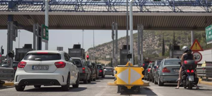 Μεγάλο μποτιλιάρισμα στην Αττική Οδό – Πυροσβεστική και τροχαία «κυνηγούν» τον σκύλο που εμποδίζει την κυκλοφορία